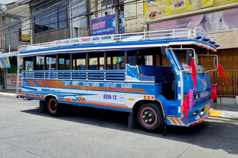 Andar de Songthaews (ônibus locais) em Phuket