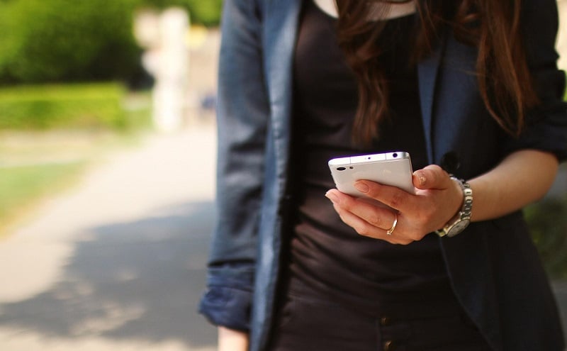 Turista usando o celular em viagem