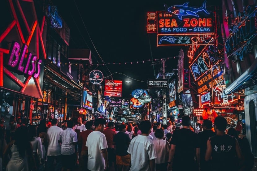 Vida noturna na Walking Street em Pattaya