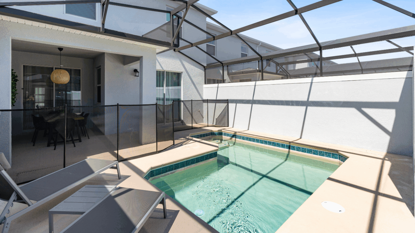 Piscina em casa no condomínio Storey Lake em Orlando