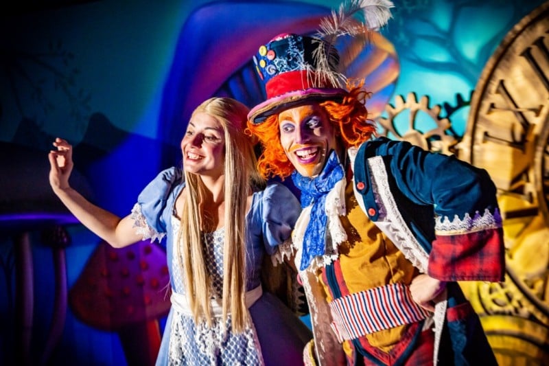 Alice e o Chapeleiro em restaurante de Gramado Alice e o Chapeleiro em restaurante de Gramado