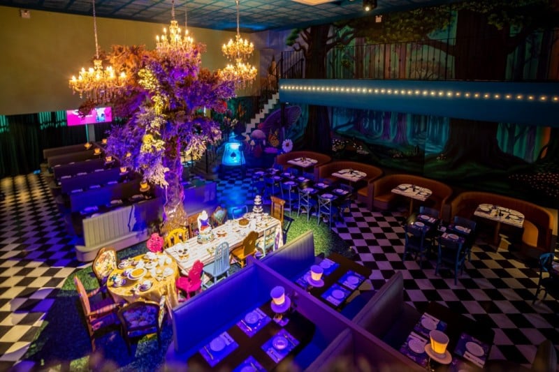 Interior do Restaurante Alice e o Chapeleiro em Gramado Interior do Restaurante Alice e o Chapeleiro em Gramado