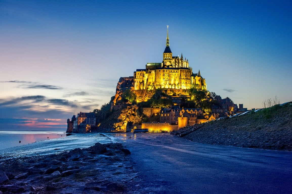 Abadia de Mont Saint-Michel à noite