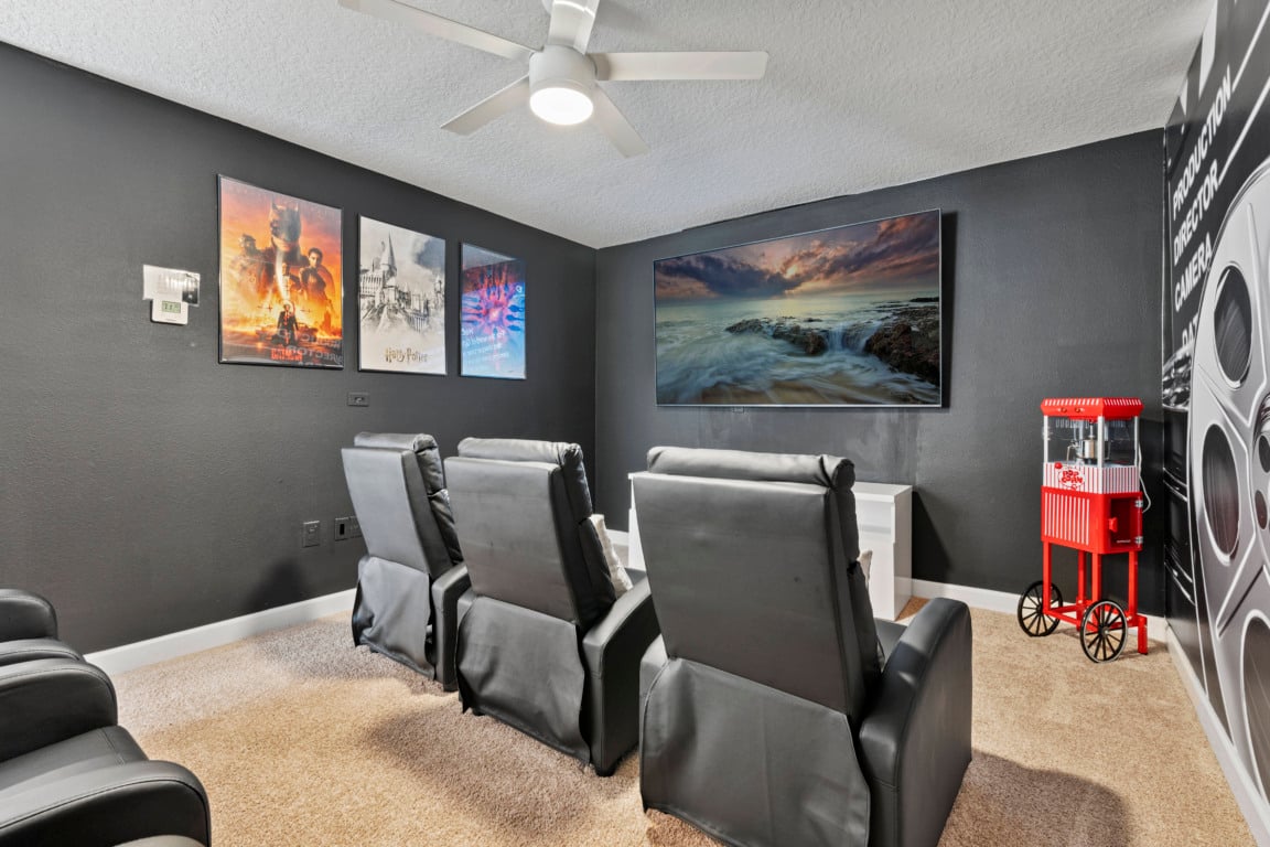 Sala de cinema em casa no condomínio Solterra Resort