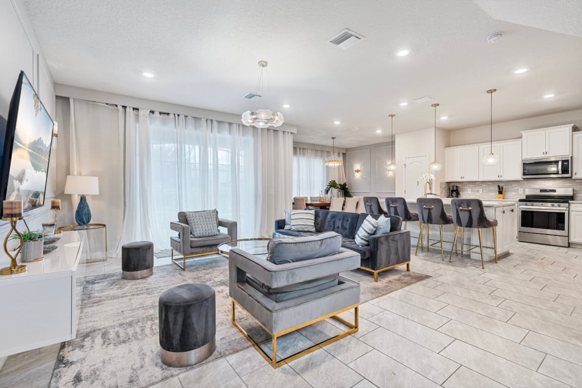 Sala e cozinha de casa no condomínio Solterra Resort