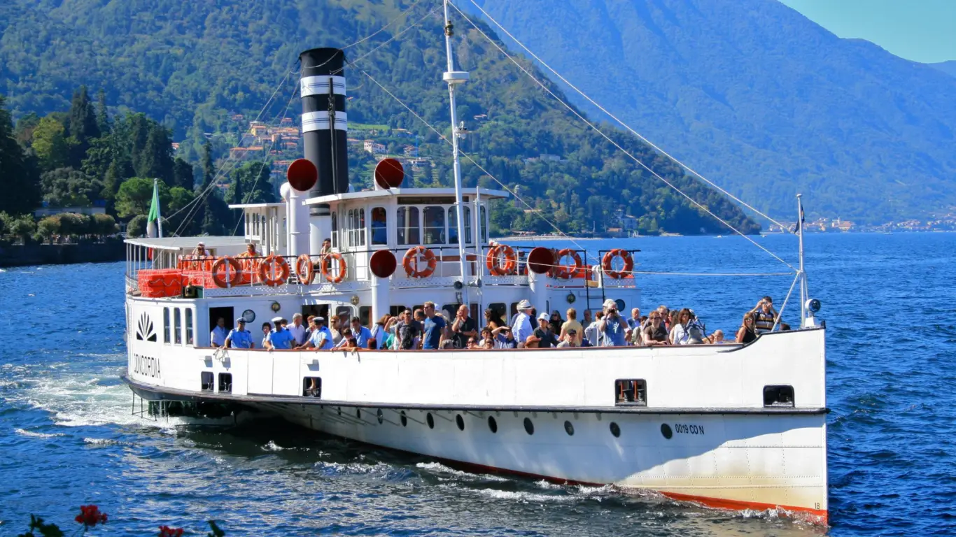 Embarcações no lago de Como
