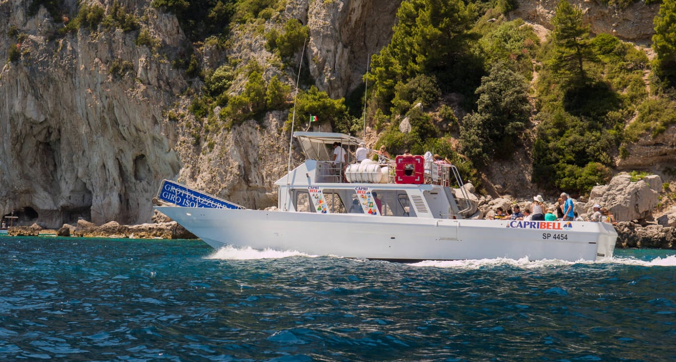 Barco transportando pessoas em Capri