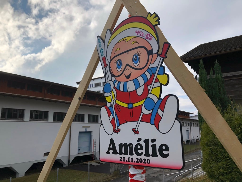 Placa simbolizando o nascimento de um bebê na Suíça