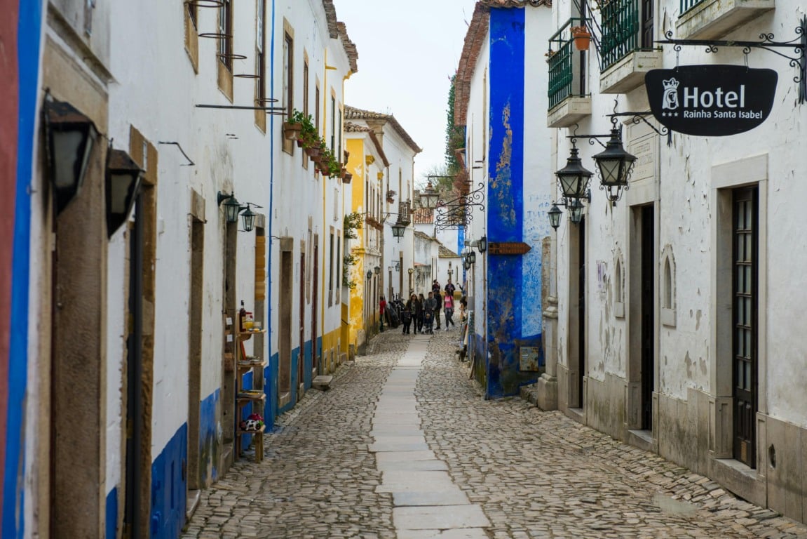 Ruas com hotéis em Óbidos