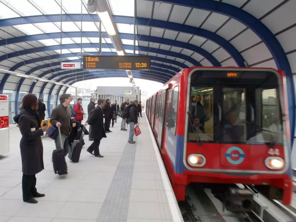 Metrô com conexão para o aeroporto de Londres Metrô com conexão para o aeroporto de Londres