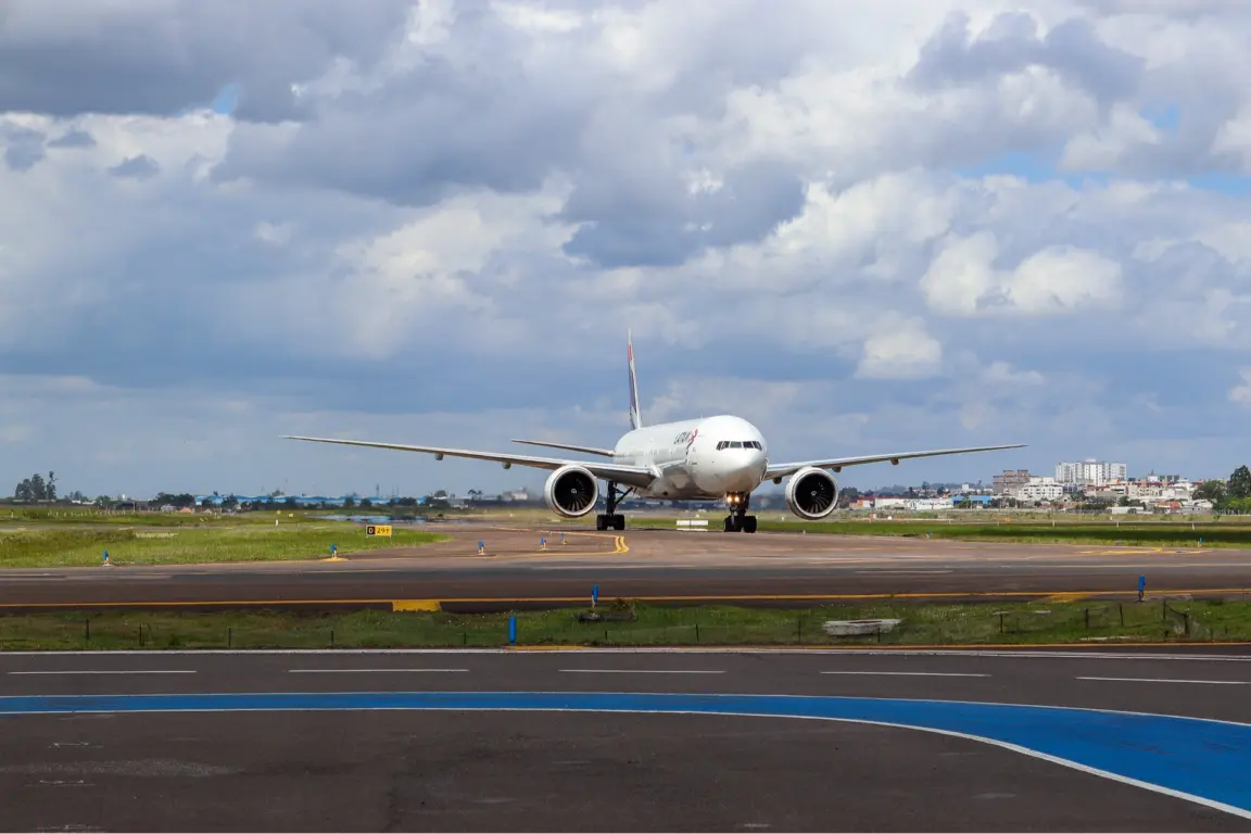 Avião no Aeroporto de Porto Alegre Avião no Aeroporto de Porto Alegre