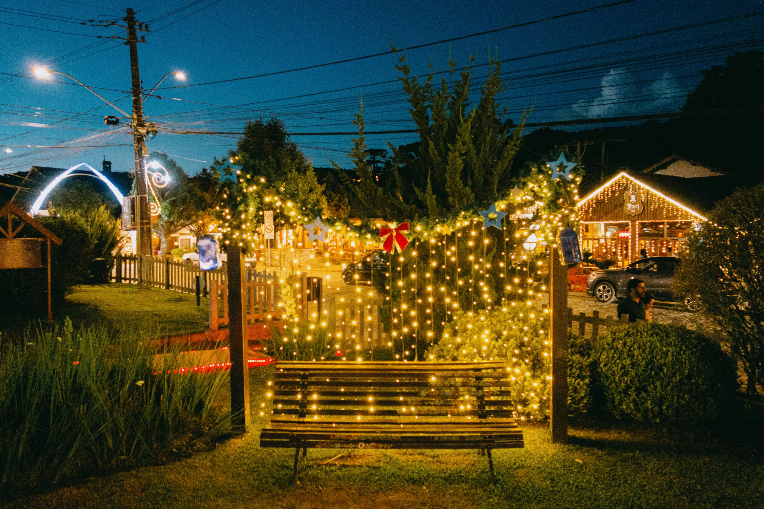 Cidade enfeitada no Natal nas Montanhas Cidade enfeitada no Natal nas Montanhas