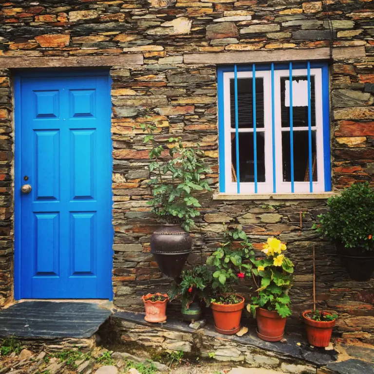 Fachada de uma casa de xisto em Piodão