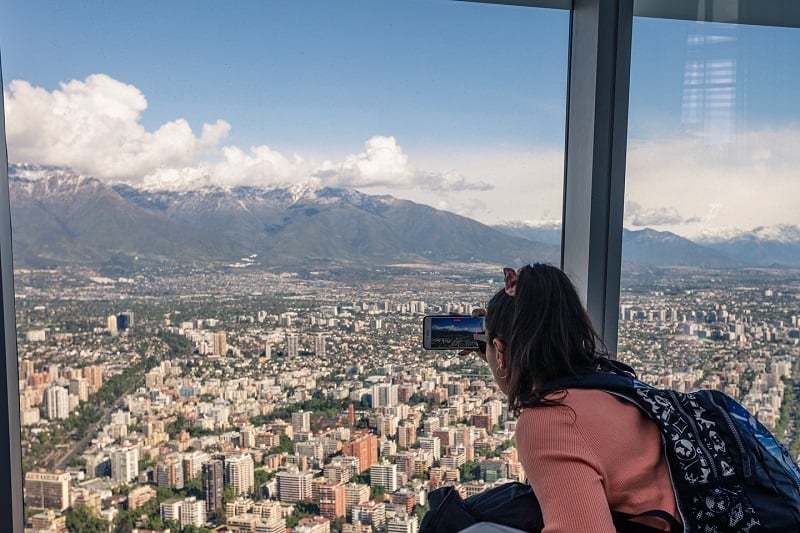 Menina contemplando vista a partir do Sky Costanera Menina contemplando vista a partir do Sky Costanera
