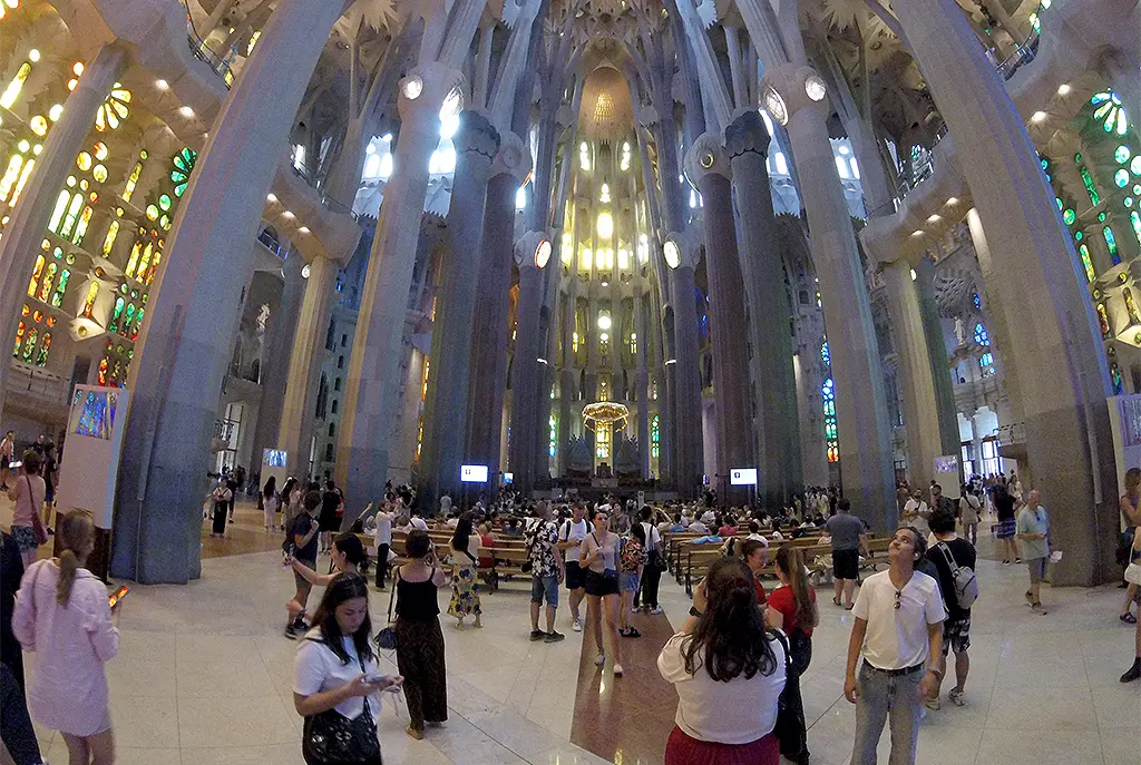 Interior da Sagrada família com visitantes Interior da Sagrada família com visitantes