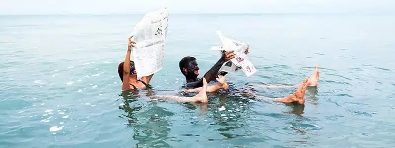 Pessoas flutuando no Mar Morto Pessoas flutuando no Mar Morto