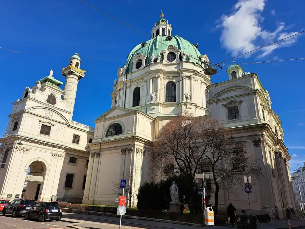 Igreja de São Carlos – Viena, Áustria Igreja de São Carlos – Viena, Áustria