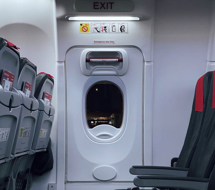 Poltrona com mais espaço: assentos da saída de emergência