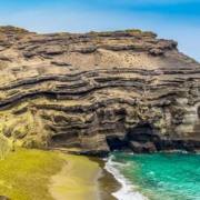 Praias de areia colorida pelo mundo