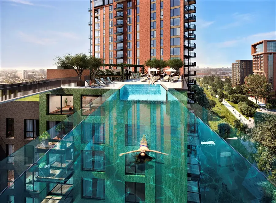 Pessoa nadando na Sky pool