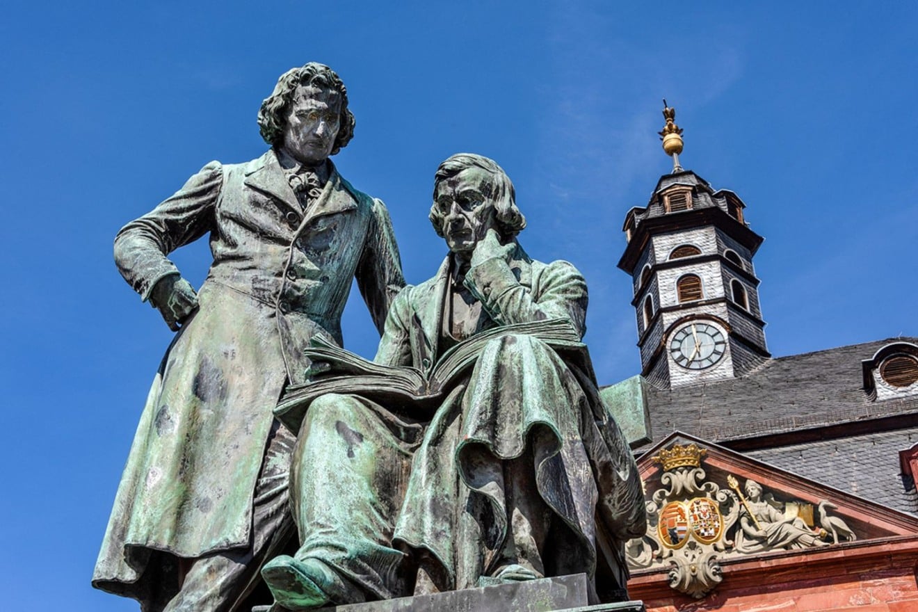 Estátuas de Jacob e Wilhelm Grim Estátuas de Jacob e Wilhelm Grim