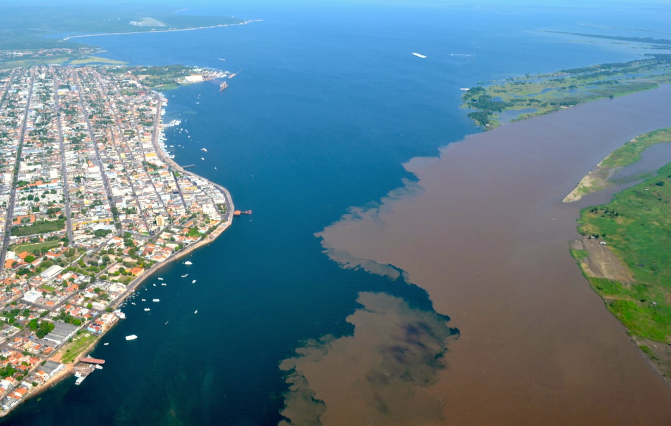 Encontro dos rios Tapaj&oacute;s e Amazonas em Santar&eacute;m
