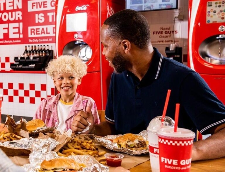 Família lanchando no Five Guys Família lanchando no Five Guys
