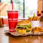 Five Guys: como &eacute; comer na hamburgueria mais famosa dos EUA