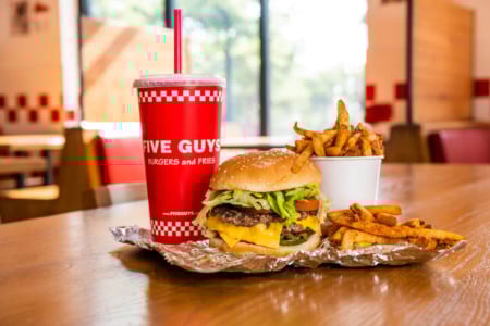 Five Guys: como é comer na hamburgueria mais famosa dos EUA Five Guys: como é comer na hamburgueria mais famosa dos EUA