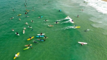 Dicas para fazer aula de surfe em grupo na Playa de Macao