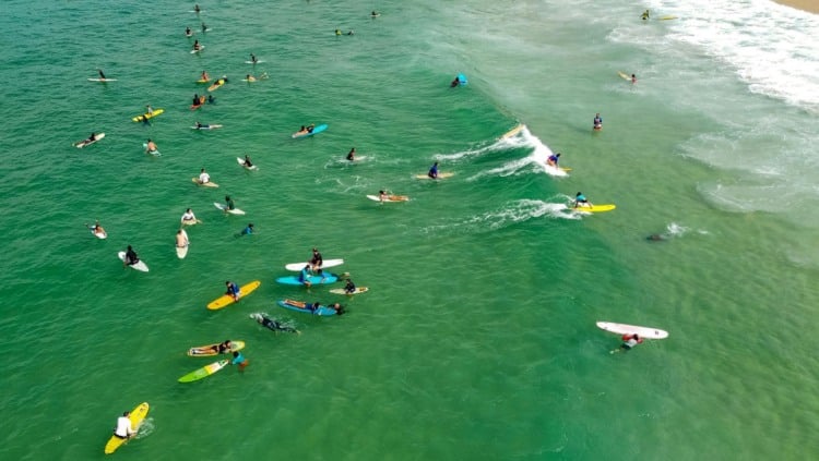 Dicas para fazer aula de surfe em grupo na Playa de Macao
