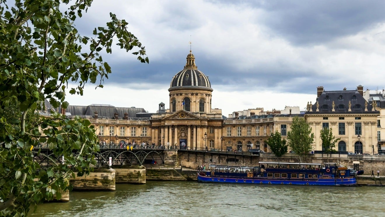 Passeio de barco tur&iacute;stico em Paris