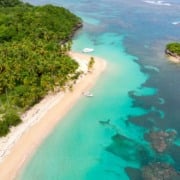 Est&aacute; indo para uma viagem no Caribe? Veja qual moeda levar