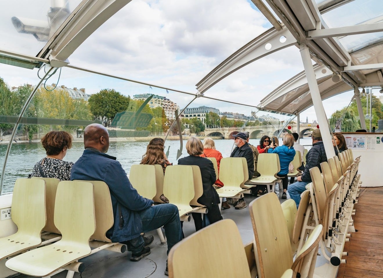 Interior do Batobus em Paris