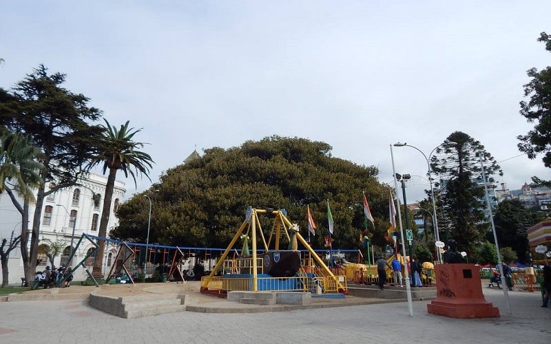 Passear pela Plaza Sim&oacute;n Bolivar em Valpara&iacute;so