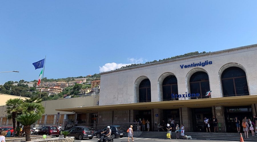 Esta&ccedil;&atilde;o de trem em Ventimiglia