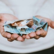 Euro, libra, coroa tcheca ou franco su&iacute;&ccedil;o: qual usar?