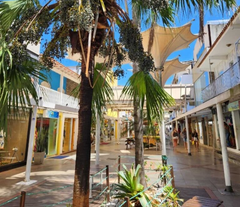 Rua dos Biquínis em Cabo Frio Rua dos Biquínis em Cabo Frio