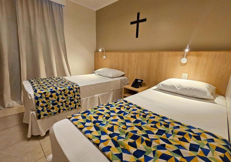 Hotel Rainha dos Apóstolos em Aparecida do Norte: Quarto Hotel Rainha dos Apóstolos em Aparecida do Norte: Quarto