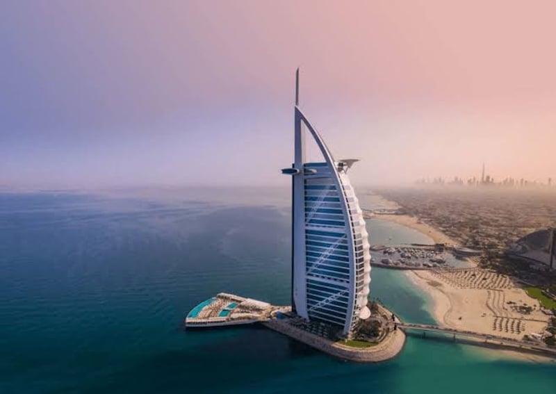 Jumeirah Beach e vista para o Burj Al Arab Jumeirah Beach e vista para o Burj Al Arab
